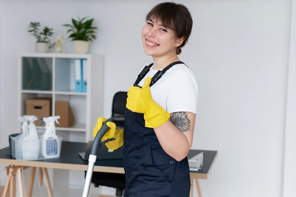 Personal de conserjería Valencia: profesional de limpieza y mantenimiento para oficinas y comunidades con servicio fiable.