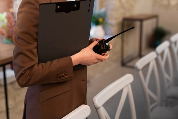 Seguridad para eventos: coordinación del personal con walkie para control de accesos y vigilancia durante el evento.
