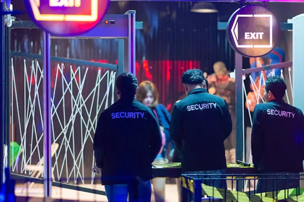 Vigilancia y control de accesos en eventos Valencia con Grupo JEN: personal de seguridad en la entrada